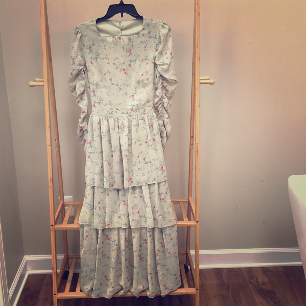 NWT Beautiful Floral Open Back Dress Size S